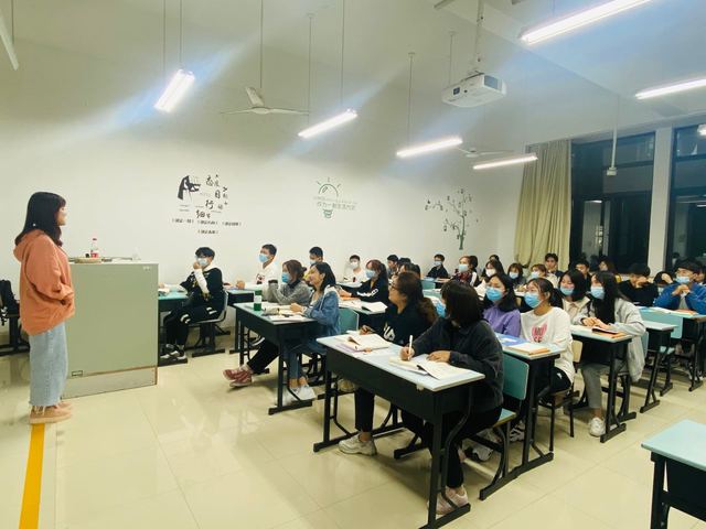 商學院領導深入教室巡查學生晚自習情況